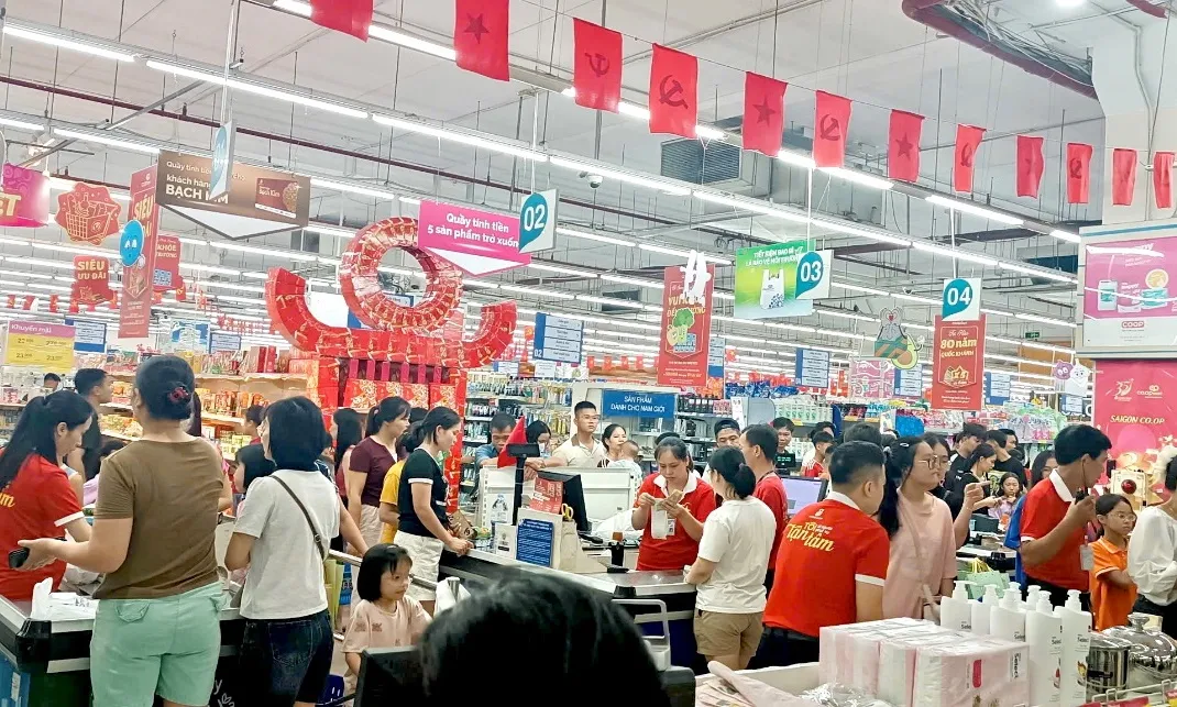 Khai giảng năm học mới: Tặng sữa cho học sinh tại Co.opmart và Co.opXtra