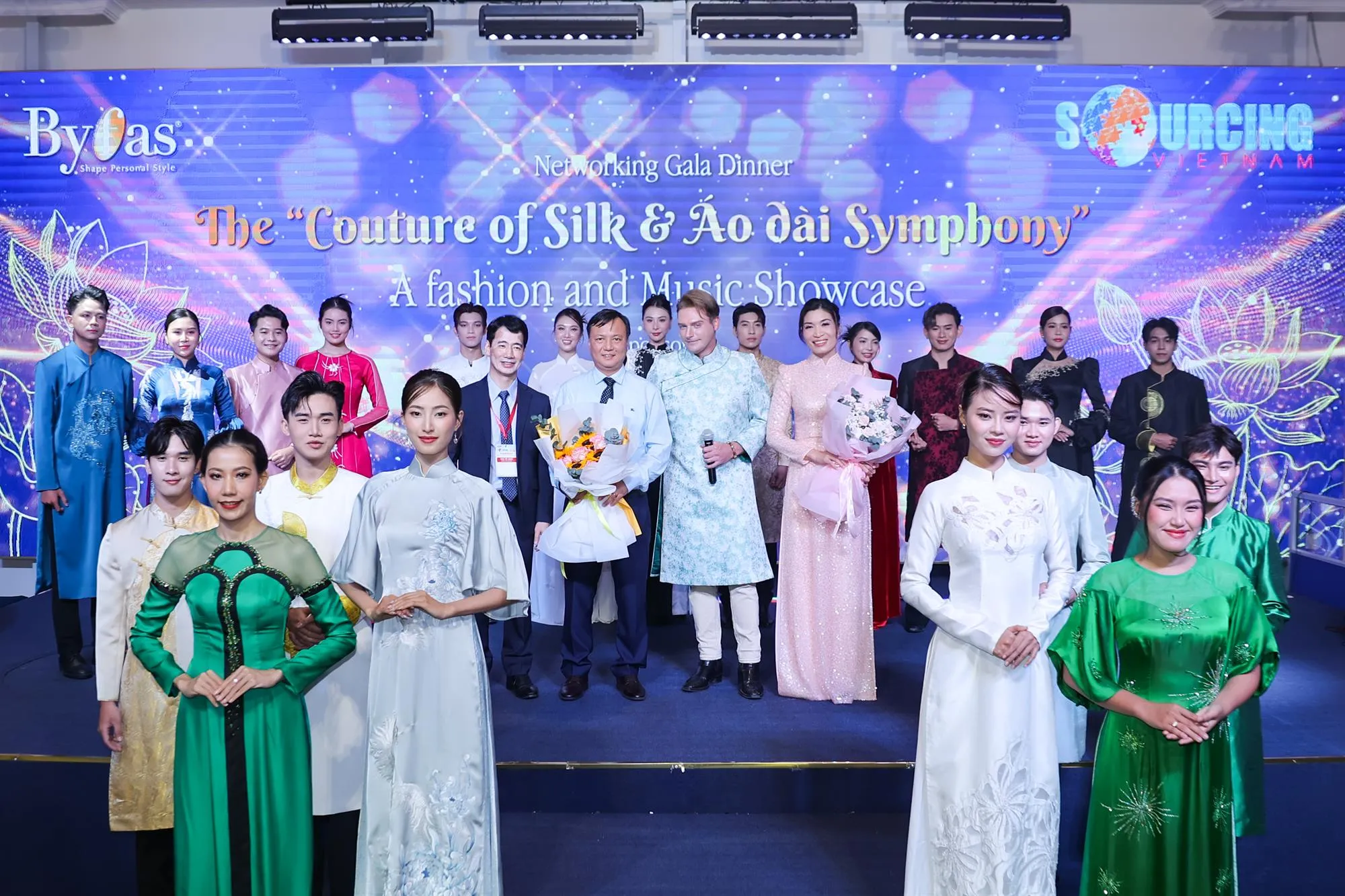 Khách mời cùng bộ sưu tập áo dài VN