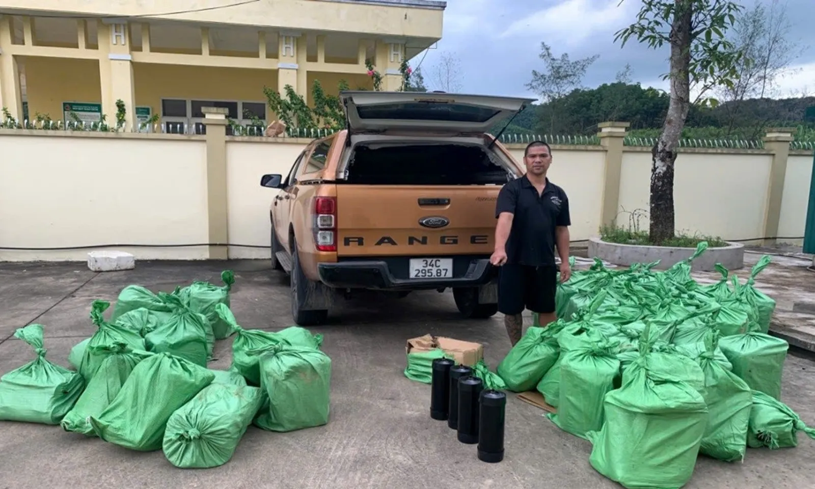 Liên tiếp phát hiện xe ô tô vận chuyển hơn 600 bình nghi là khí cười