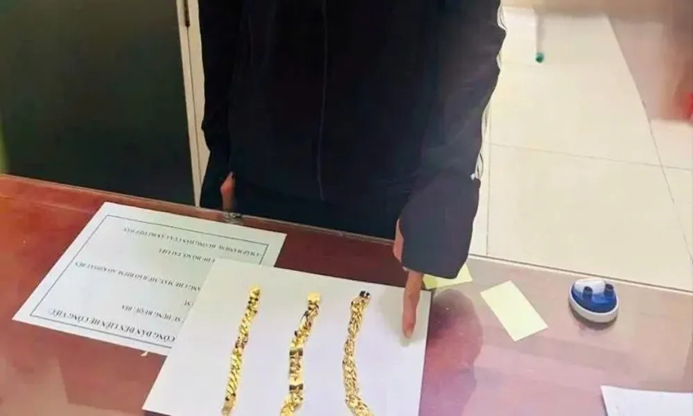 Giả vờ mua nữ trang, nam thanh niên giật vàng bỏ chạy