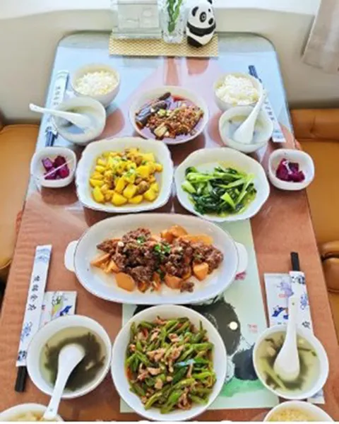 Tài liệu quảng cáo cho chuyến đi tàu hứa hẹn những bữa ăn được bày biện tinh tế - Ảnh 163.com