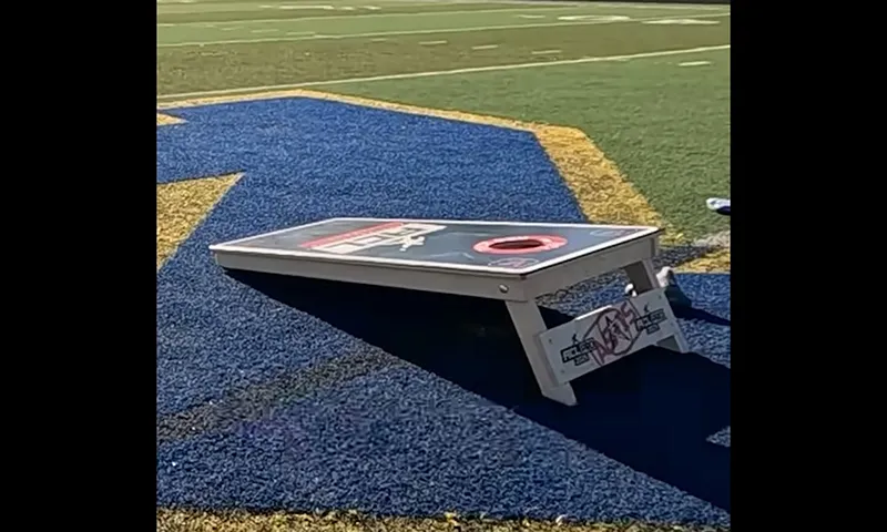 Sử dụng ná cao su phóng túi ngô vào lỗ cách xe gần 50 mét