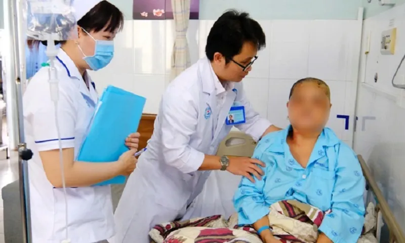 Nhập viện vì bị té, người phụ nữ phát hiện khối u màng não