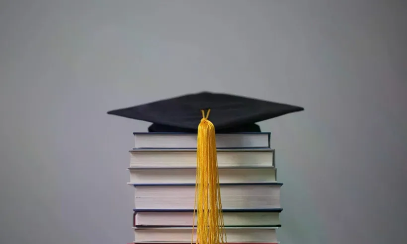 Nữ sinh 9 tuổi trở thành người trẻ nhất lịch sử Pháp đỗ tú tài