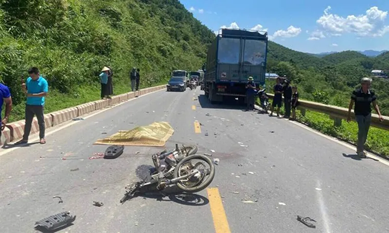 Tai nạn giữa ôtô và xe máy trên đường Hồ Chí Minh, 1 người tử vong