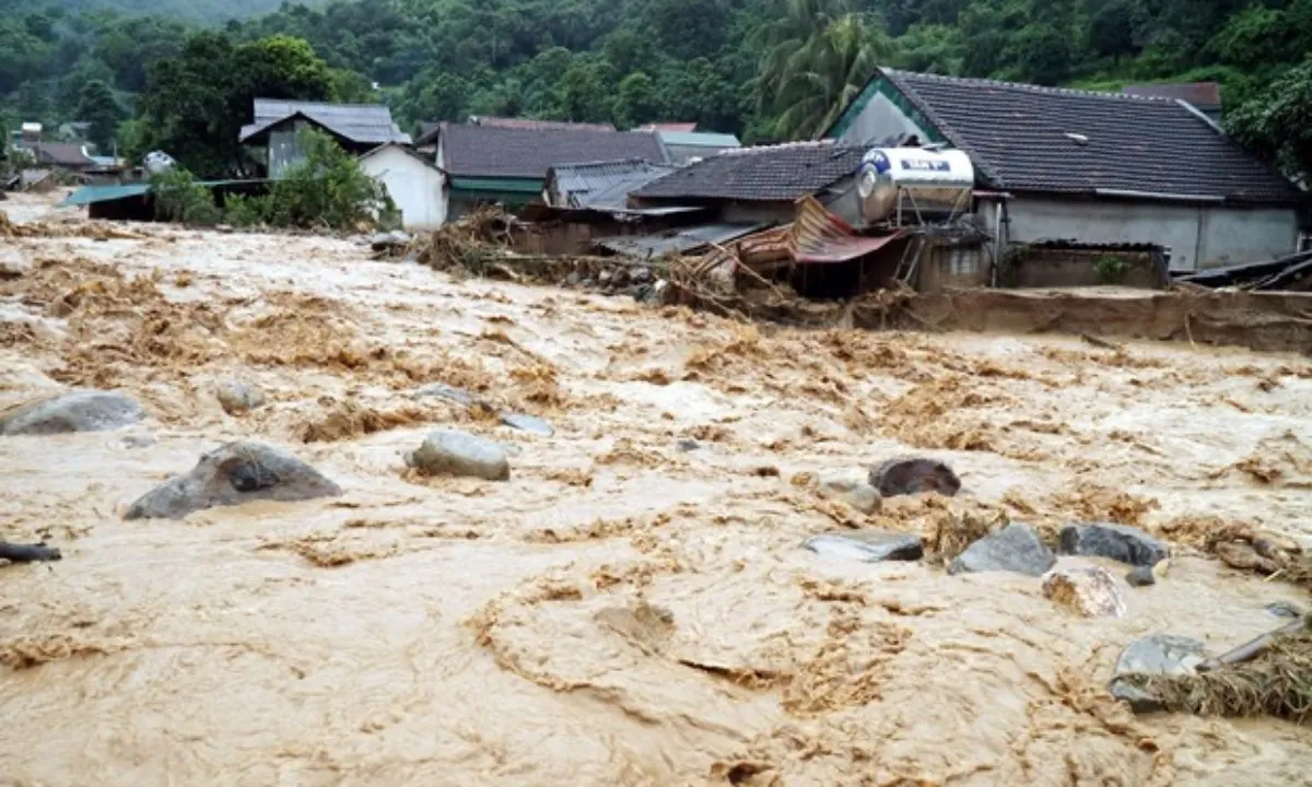 Mưa lớn dồn dập, nhiều tỉnh cảnh báo lũ quét và sạt lở đất