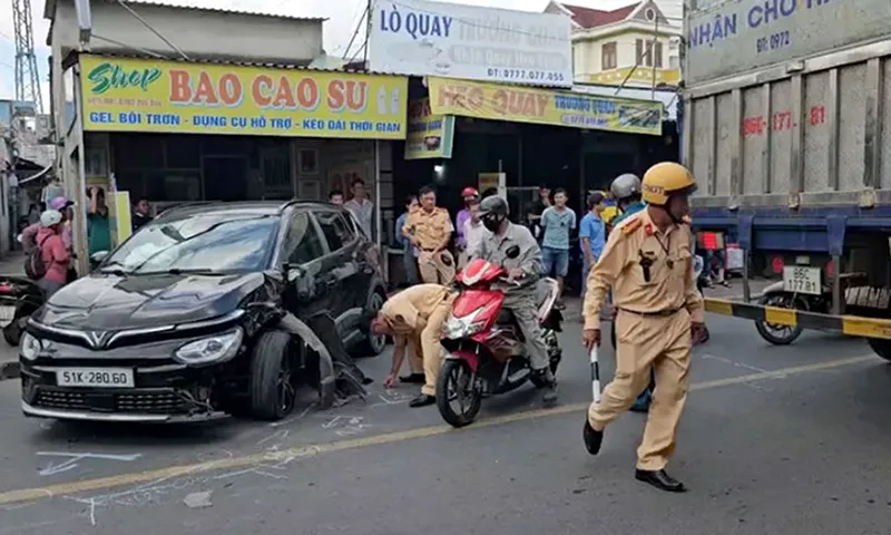 Lực lượng chức năng khám nghiệm hiện trường, điều tra nguyên nhân vụ tai nạn - Ảnh baoxaydung