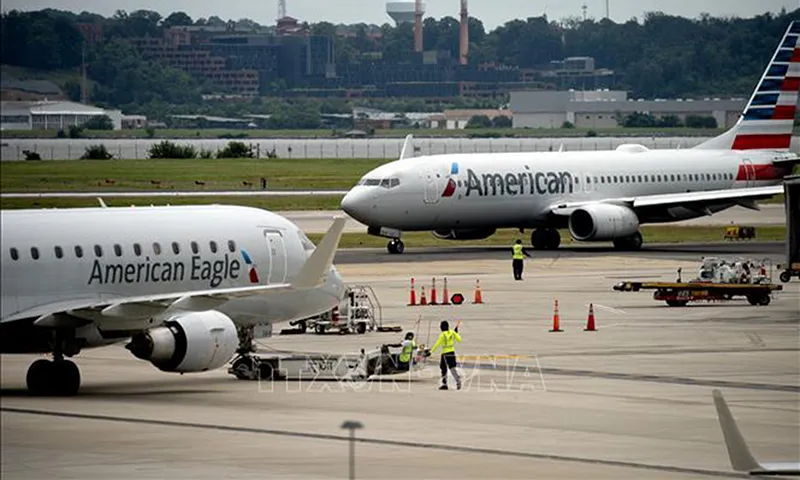 Máy bay của Hãng hàng không American Airlines và American Eagle tại sân bay ở Arlington, Virginia, Mỹ - Ảnh minh họa TTXVN