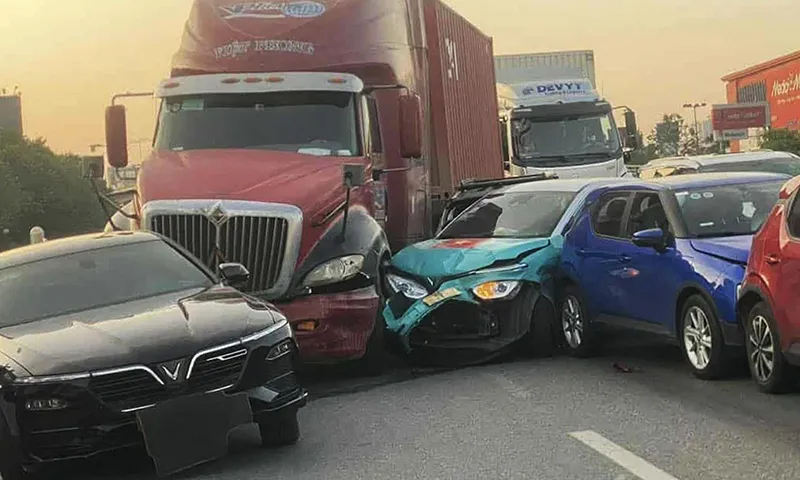 Clip: Tai nạn liên hoàn 6 ô tô khi xuống dốc cầu vượt ở Hà Nội