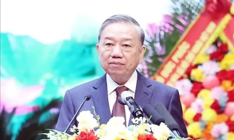 Tổng Bí thư: Đầu tư vũ khí hiện đại cho quân đội