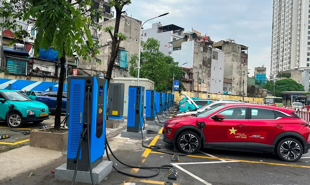 Trạm sạc xe điện tại Bến xe Giáp Bát - Ảnh TPO