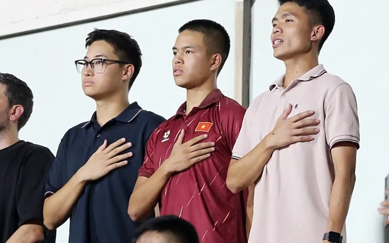Thành Trung theo dõi U23 Việt Nam thi đấu trên khán đài sân Việt Trì