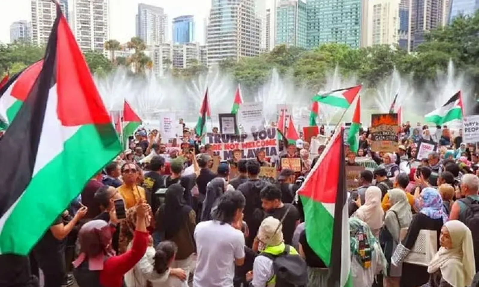 Người dân Malaysia biểu tình phản đối chuyến thăm của Tổng thống Mỹ Donald Trump