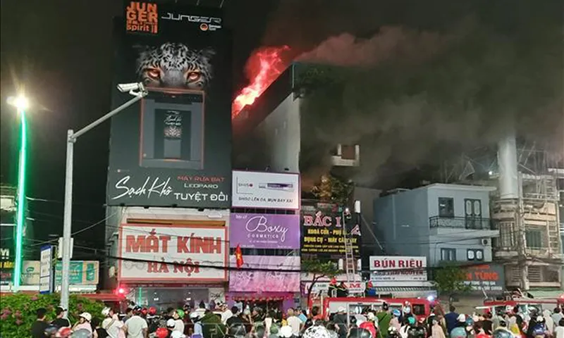 Cháy cửa hàng 4 tầng ở Nha Trang