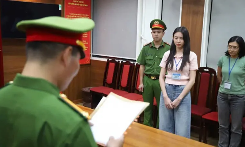 Cơ quan chức năng tống đạt quyết định tố tụng đối với Nguyễn Thúc Thùy Tiên. Ảnh Bộ Công an