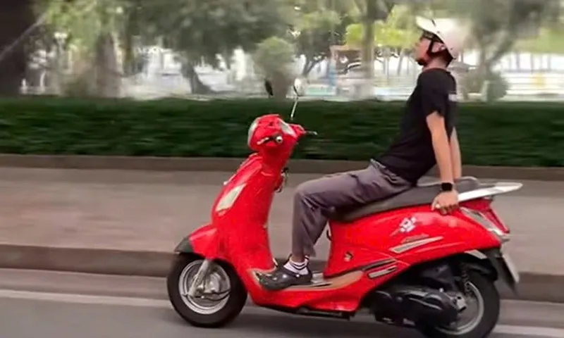 Hành động thả 2 tay khi lái xe máy của người đàn ông - Ảnh căt từ clip
