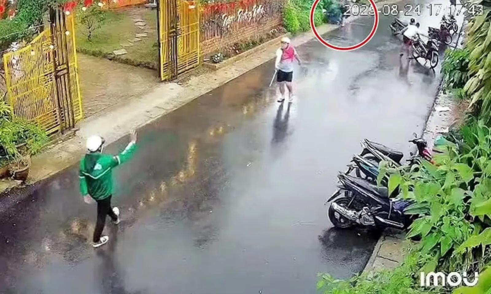 Nữ công chức phường ở Lâm Đồng bị tạm đình chỉ sau vụ đánh người giữa đường