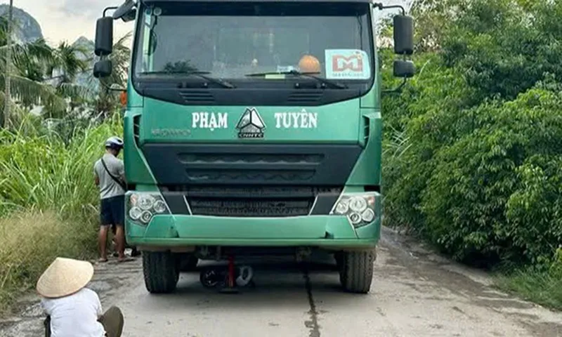 2 cháu nhỏ đi xe đạp 3 bánh bị xe tải cán tử vong thương tâm