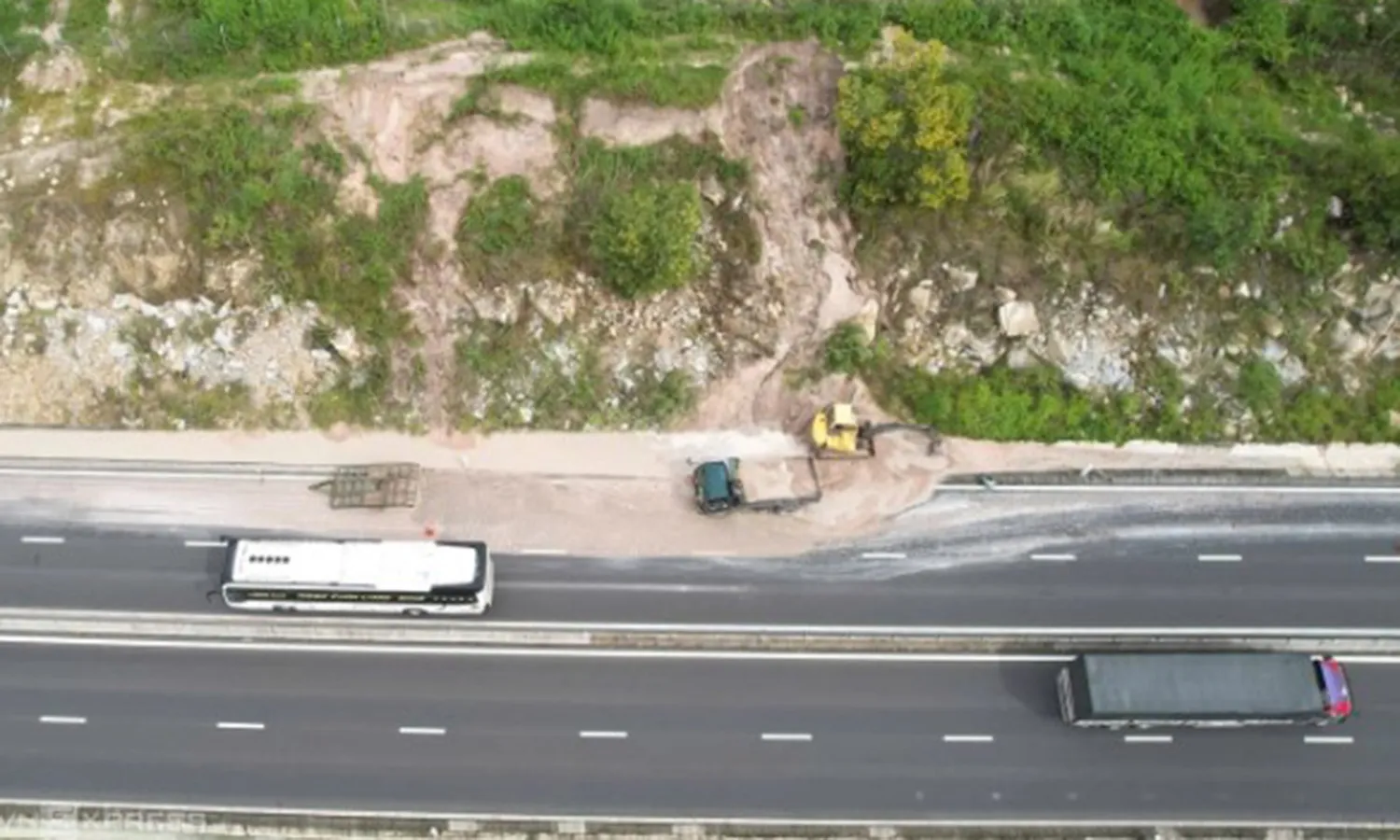 Sạt lở, cát tràn xuống cao tốc Vĩnh Hảo - Phan Thiết