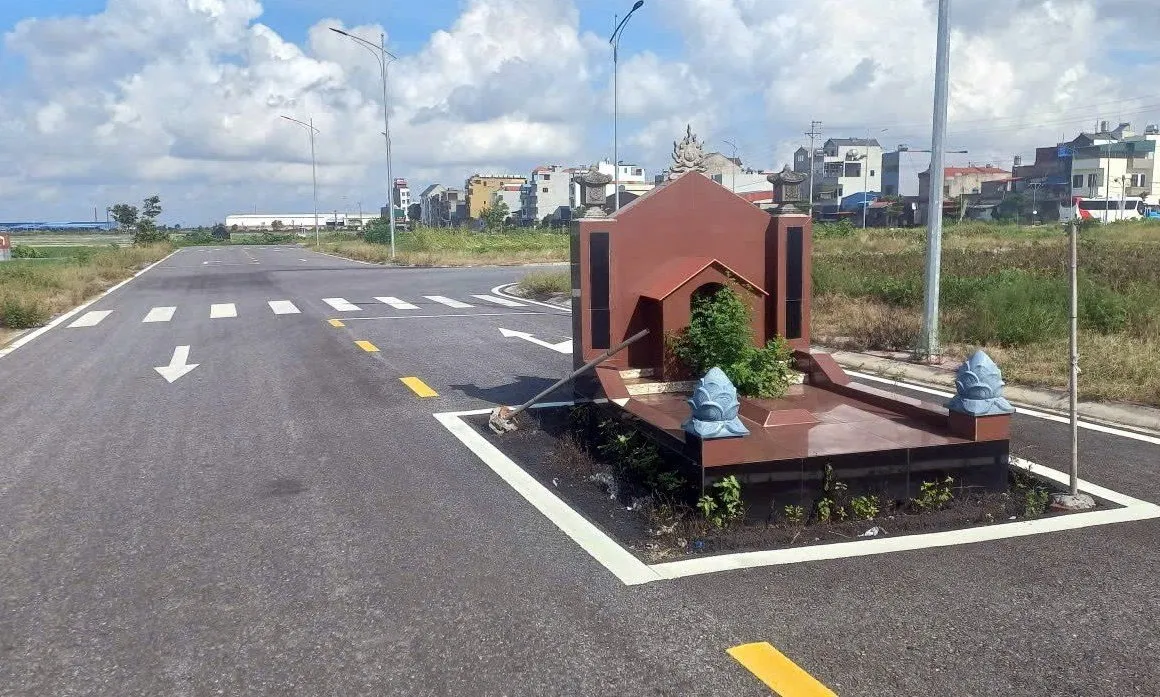 Ngôi mộ nằm giữa đường