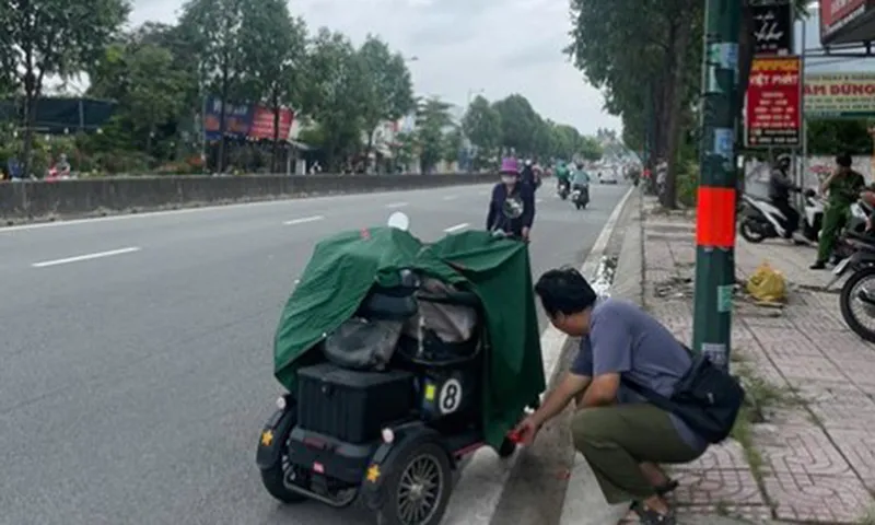 Người đàn ông đi xe ba bánh bán vé số tử vong trên xe