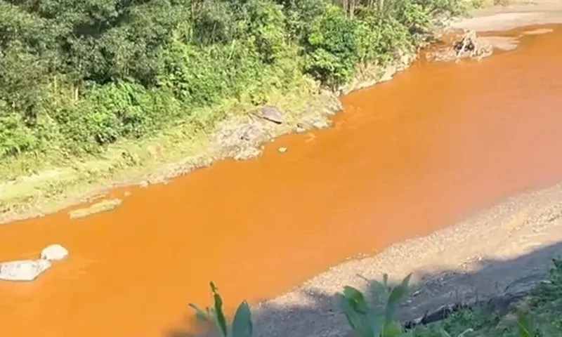 Nước suối đang trắng trong bất ngờ đổi màu đỏ quạch