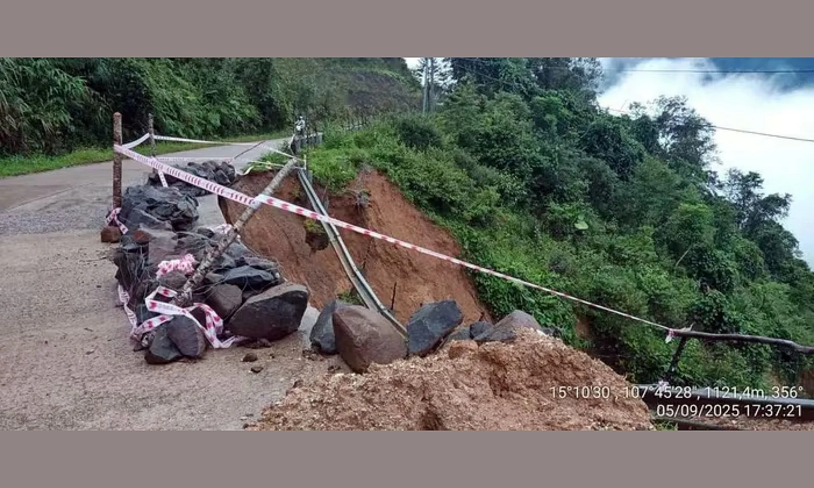 Quảng Ngãi: Mưa lớn gây sạt lở nặng trên tỉnh lộ 673, nguy cơ chia cắt giao thông