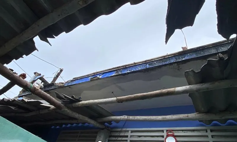 Sét đánh trúng làm thủng mái nhà dân trên đảo Nhơn Châu