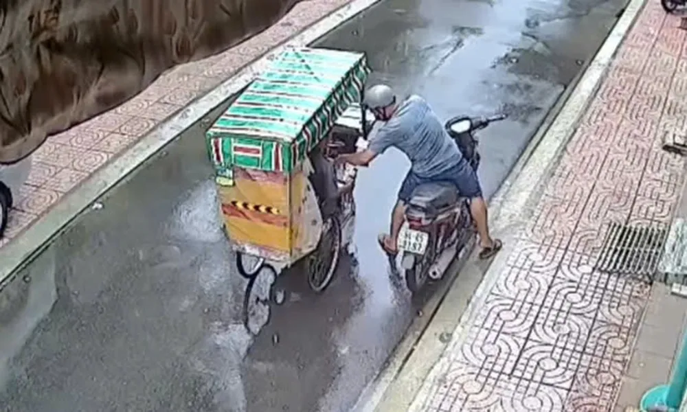 Khởi tố kẻ cướp giật 97 tờ vé số của người bán trên xe lăn