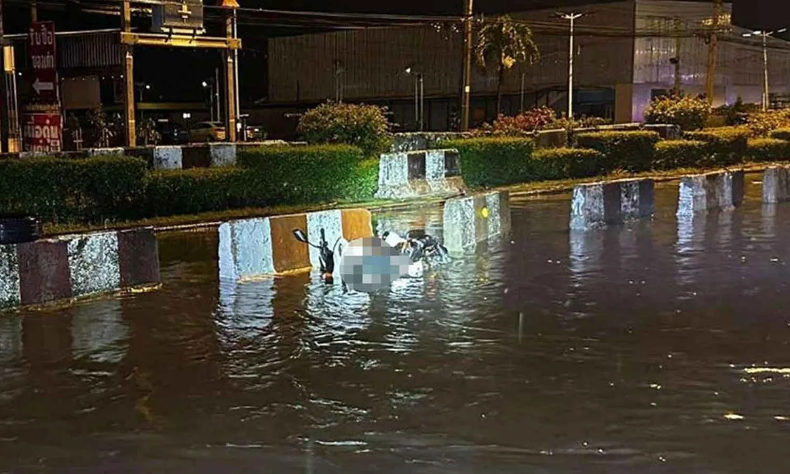 Thanh niên bị điện giật tử vong khi đẩy xe máy trên đường ngập nước