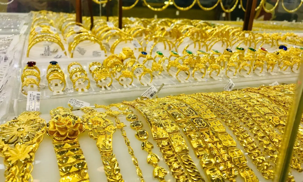 Giá vàng thế giới giữ đà tăng, trong nước vẫn “vênh giá”