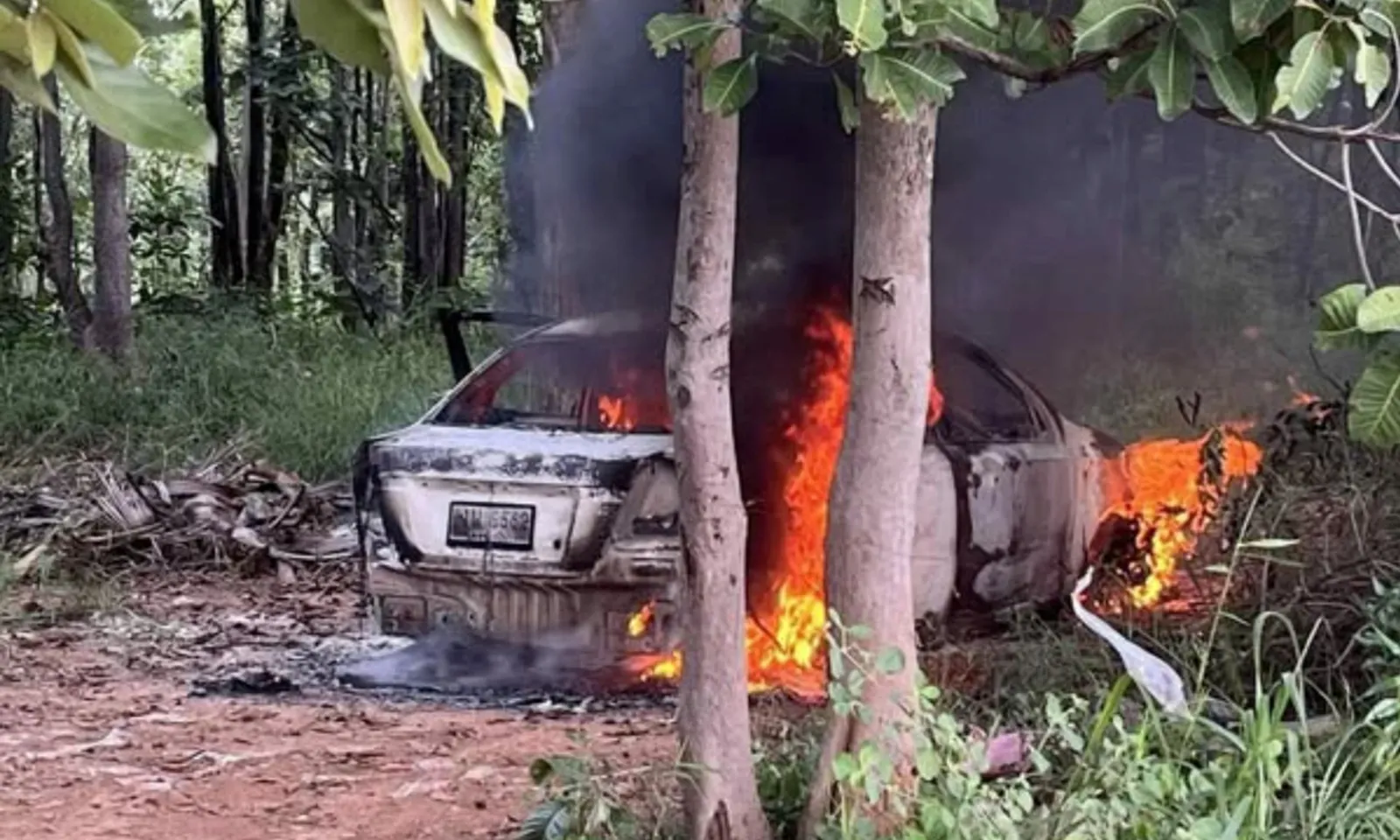 Xe ô tô bốc cháy khi đang đỗ, cậu bé 3 tuổi mắc kẹt bên trong tử vong