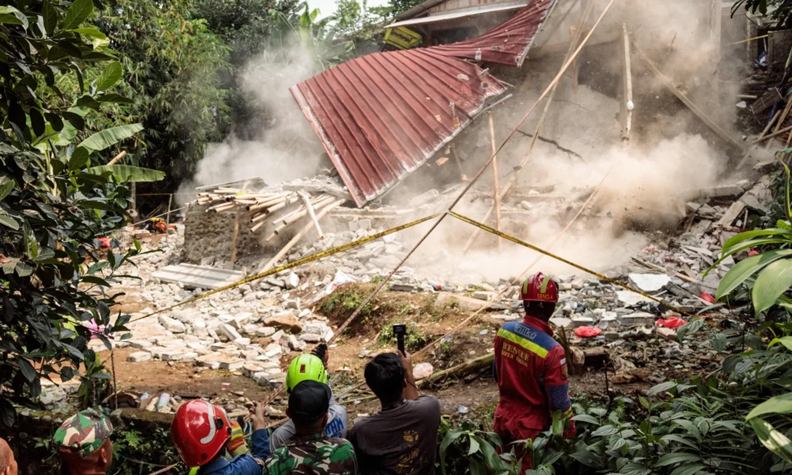 Sập nhà cộng đồng ở Indonesia: 3 người thiệt mạng, hàng chục người bị thương