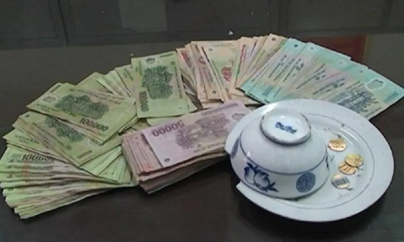 Tổ chức đánh bạc xóc đĩa ăn tiền