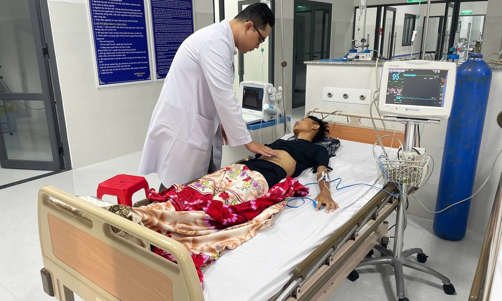 Kịp thời và hiệu quả: Bác sĩ bay tới Côn Đảo cứu bệnh nhân bị tai nạn giao thông