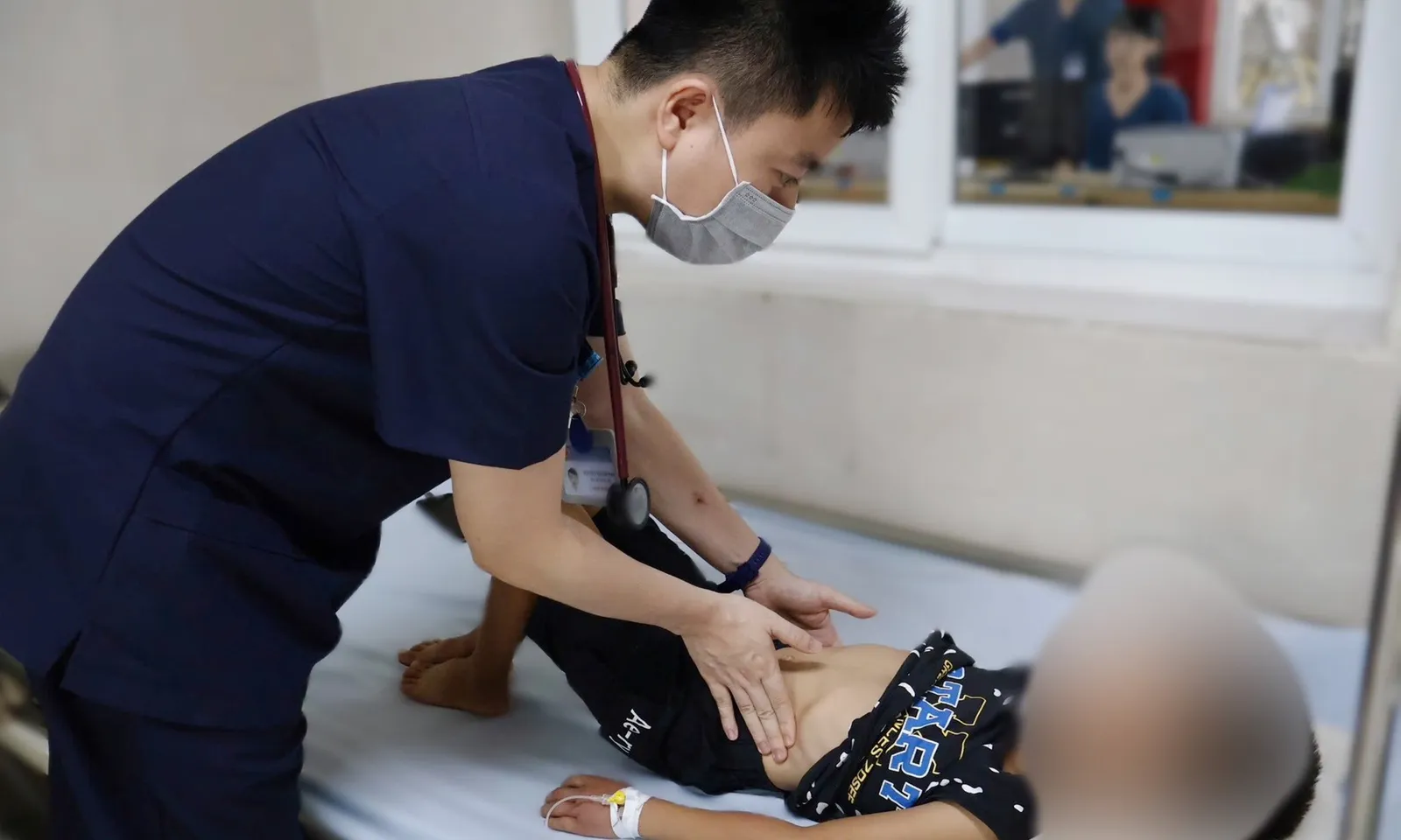 Chọc tổ ong vò vẽ, bé trai bị ong đốt tổn thương gan, thận