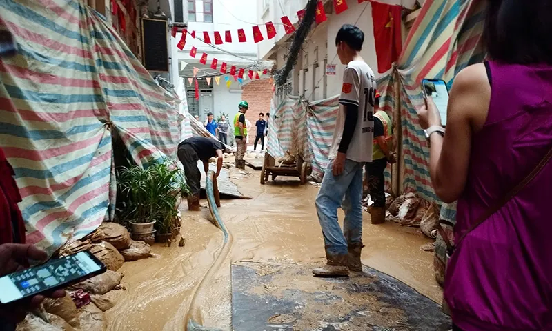 Bùn nhão phun trào do ảnh hưởng từ việc thi công ga ngầm