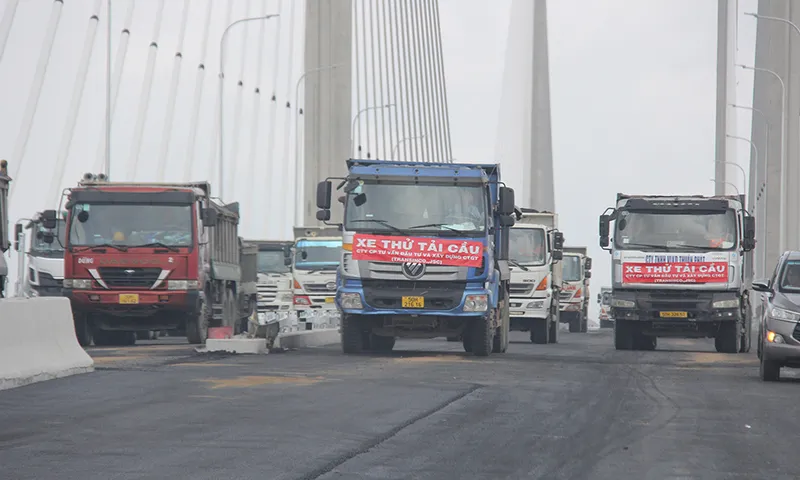 Các xe chạy thử tải trên cầu Bình Khánh