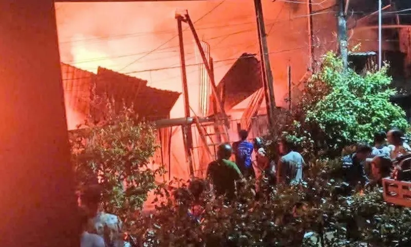 Hỏa hoạn trong đêm, 3 nhà bị thiêu rụi