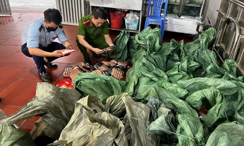 Công an Hà Nội phát hiện lạp xưởng xúc xích không rõ nguồn gốc thực phẩm bẩn