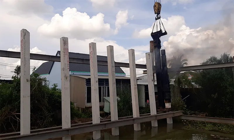 Đơn vị thi công đóng cọc kè tường đứng tại Rạch Giồng sông Kinh Lộ thuộc xã Hiệp Phước, TPHCM