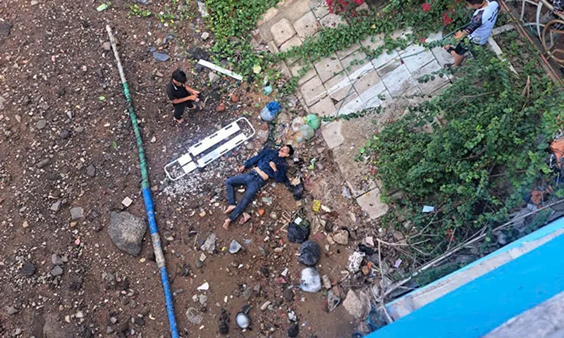 Chạy xe máy lao vào thành cầu, nam thanh niên rơi xuống dòng sông cạn nước