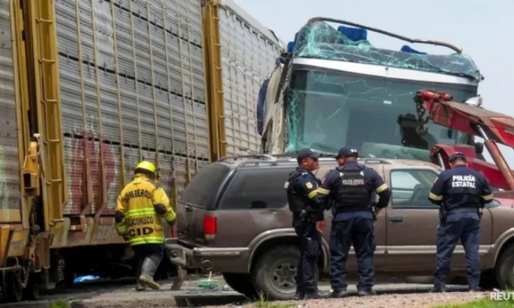 Tàu hỏa tông xe khách ở Mexico