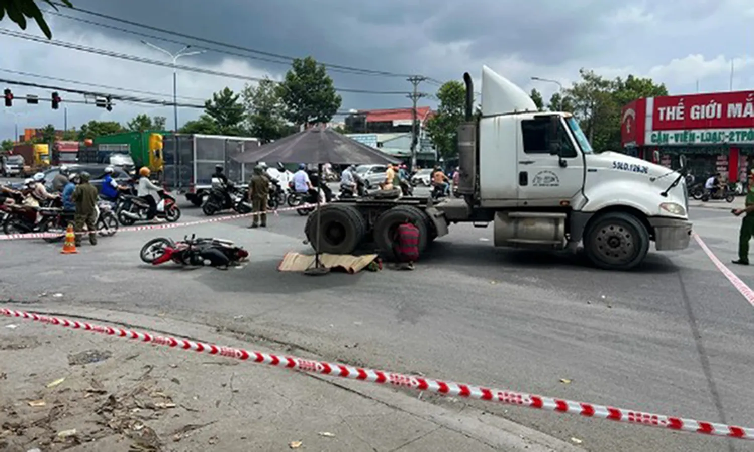 Ô tô đầu kéo va chạm xe máy, người phụ nữ tử vong thương tâm