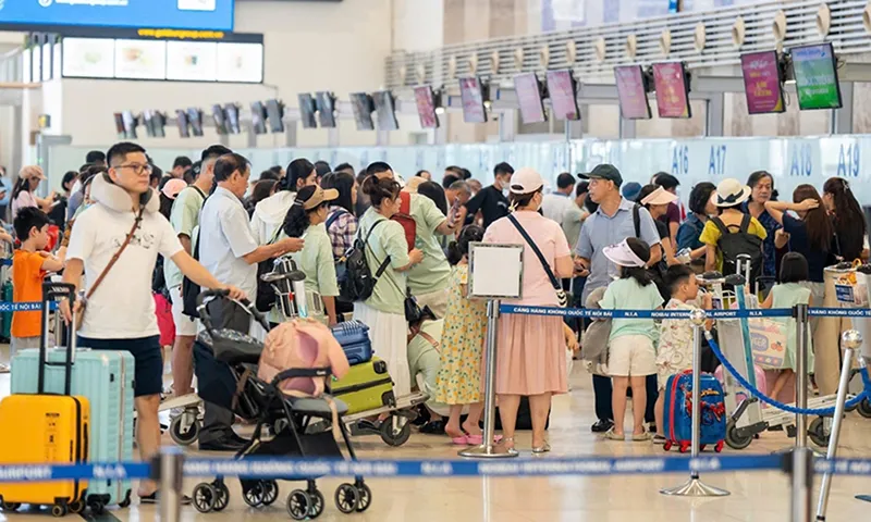 Lễ Quốc khánh 2/9: Gần 900 ngàn lượt khách đi máy bay