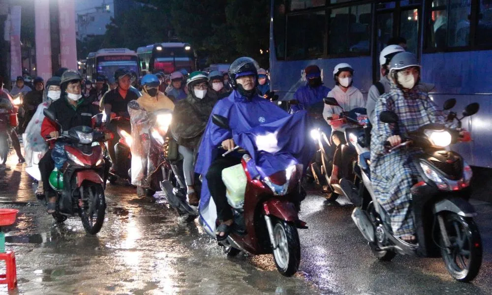 TPHCM: Cầu Bình Triệu 1 kẹt cứng giờ cao điểm, mưa lớn càng làm giao thông hỗn loạn