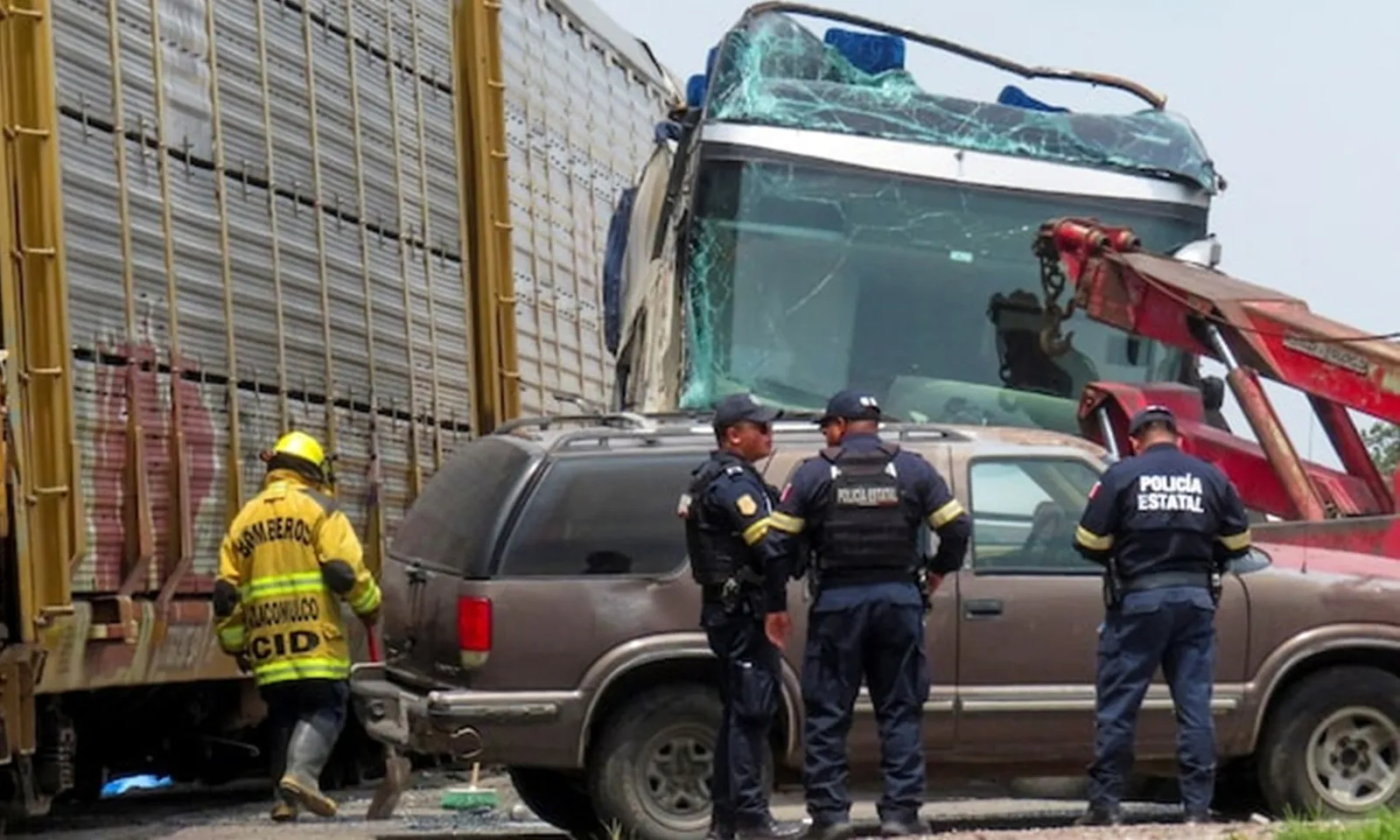 Tàu hỏa đâm vào xe buýt hai tầng ở Mexico: 10 người chết, 61 người bị thương