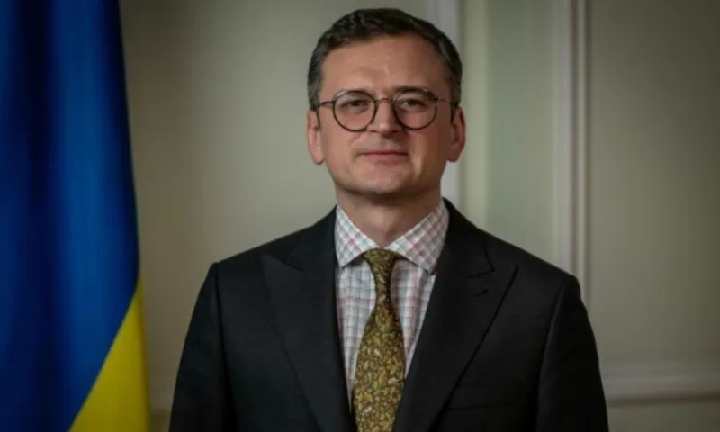 Cựu Ngoại trưởng Ukraine rời đất nước trong đêm