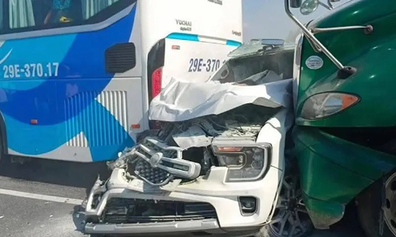 Vụ tai nạn liên hoàn 5 ô tô khiến cao tốc Cao Bồ - Mai Sơn bị ách tắc