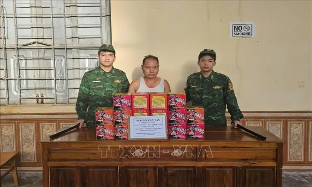 Mang 23 kg pháo nổ vượt biên, đối tượng bị bắt cùng tang vật